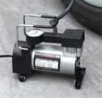 پمپ باد فندکی حرفه‌ای تورنادو 150PSI | کمپرسور باد خودرو با فشارسنج - تصویر 6